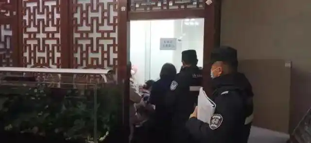 快递车祸退货骗局咋防？验证码别乱点，手机被控快报警