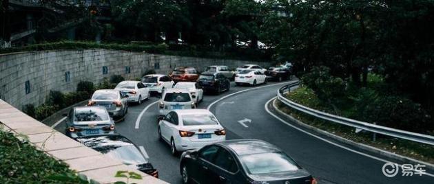 新手司机陡坡堵车手动挡技巧_湾岸4手动挡技巧_半联动上坡堵车操作方法